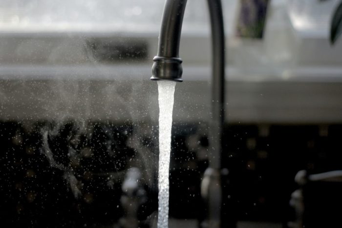 eau chaude qui coule d'un robinet