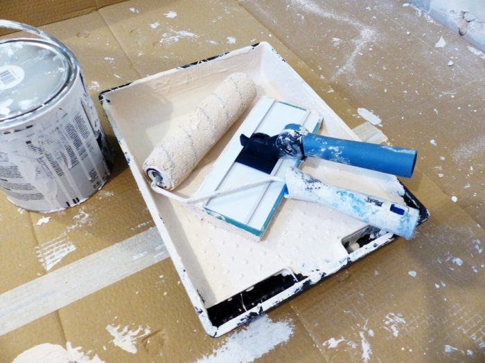 pot et bac de peinture avec rouleau