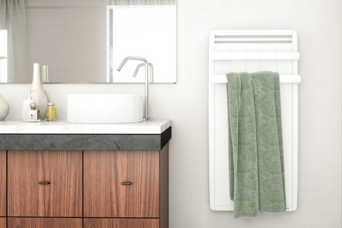 salle de bain avec seche serviettes electrique
