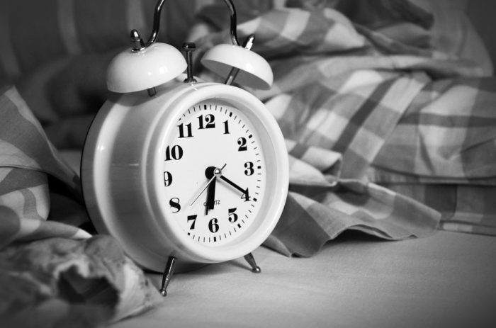 vieux reveil dans une chambre